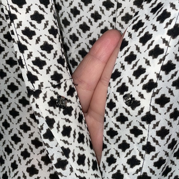 H&M Black and White Sleeveless Blouse - Picture 3 of 6